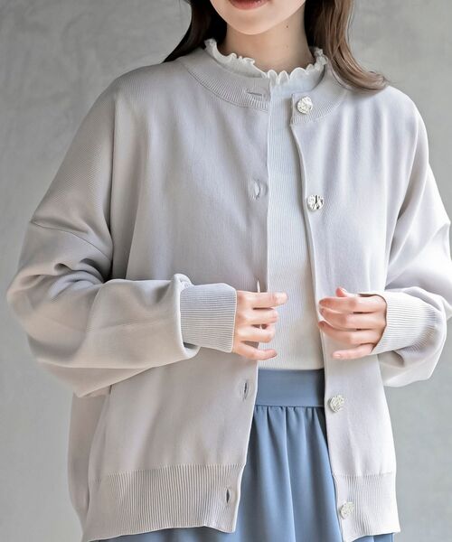 rps（アールピーエス）の「ゴールドボタンクルーネックスポンジニットカーディガン（カーディガン/ボレロ・レディース・グレー/ブラック/シルバーグレー/グレイッシュブルー・フリー）」の4枚目の写真