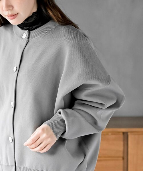 rps（アールピーエス）の「ゴールドボタンクルーネックスポンジニットカーディガン（カーディガン/ボレロ・レディース・グレー/ブラック/シルバーグレー/グレイッシュブルー・フリー）」の9枚目の写真