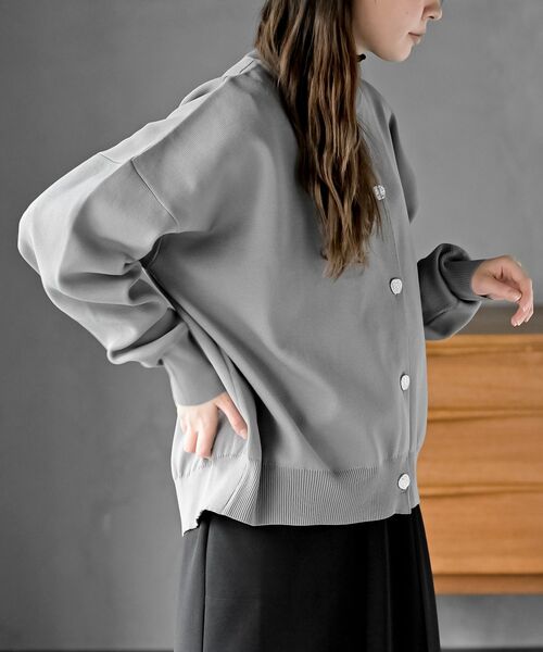 rps（アールピーエス）の「ゴールドボタンクルーネックスポンジニットカーディガン（カーディガン/ボレロ・レディース・グレー/ブラック/シルバーグレー/グレイッシュブルー・フリー）」の12枚目の写真