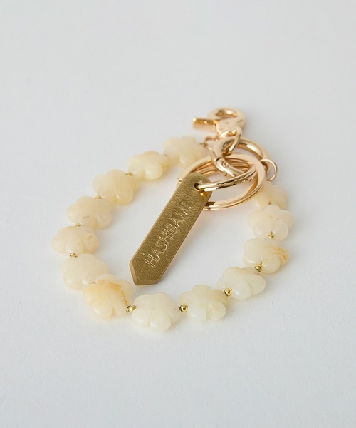 HASHIBAMI（ハシバミ）の「【HASHIBAMI】マルチ花型天然石 ハンドストラップ（スマホグッズ・レディース・シルバー/ゴールド/イエロー/ホワイト・FREE）」の7枚目の写真