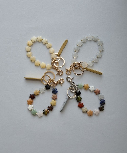 HASHIBAMI（ハシバミ）の「【HASHIBAMI】マルチ花型天然石 ハンドストラップ（スマホグッズ・レディース・シルバー/ゴールド/イエロー/ホワイト・FREE）」の11枚目の写真