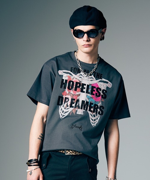 glamb(グラム)の「Wandermore T-Shirt / ワンダーモアTシャツ(Tシャツ/カットソー・メンズ・ホワイト/チャコール・S/M/L)」の1枚目の写真