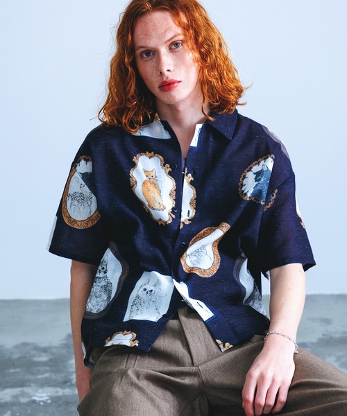 Revo.（レボ）の「Revo. ヴィンテージライク アニマル キャットパターン ボックス セミオープンカラーシャツ（シャツ/ブラウス・メンズ・ナチュラル/サックスブルー/ブラック・2/1）」の2枚目の写真