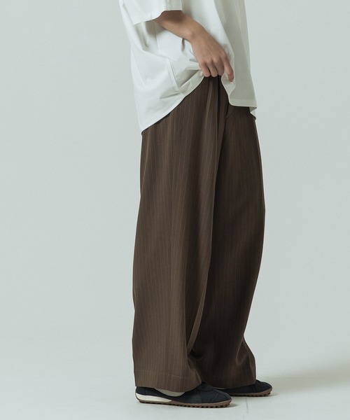 SLICK(スリック)の「【SLICK/スリック】Pinstripe Tech Twill Two Tuck Slacks/ピンストライプテックツイルツータックスラックス/ワイドパンツ(スラックス・メンズ・ブラック/ブラウン/グレー・2/1/3)」の3枚目の写真