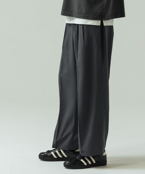 SLICK(スリック)の「【SLICK/スリック】Pinstripe Tech Twill Two Tuck Slacks/ピンストライプテックツイルツータックスラックス/ワイドパンツ(スラックス・メンズ・ブラック/ブラウン/グレー・2/1/3)」の2枚目の写真