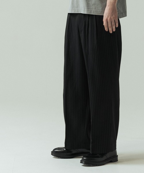 SLICK(スリック)の「【SLICK/スリック】Pinstripe Tech Twill Two Tuck Slacks/ピンストライプテックツイルツータックスラックス/ワイドパンツ(スラックス・メンズ・ブラック/ブラウン/グレー・2/1/3)」の1枚目の写真
