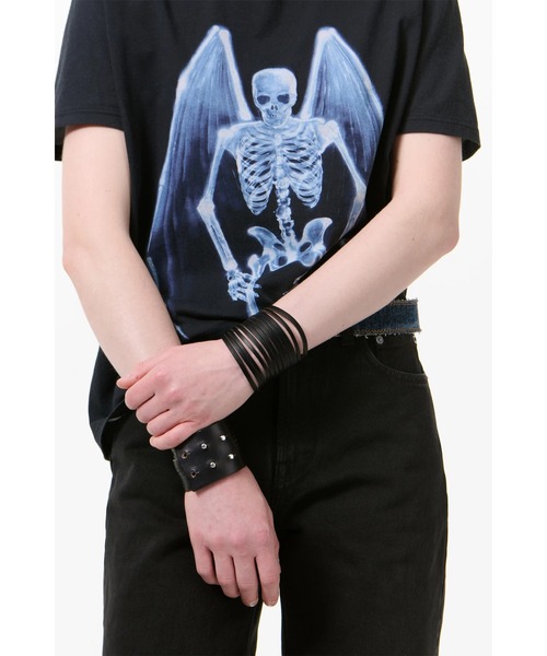 Our Legacy(アワーレガシー)の「OUR LEGACY SLASH BRACELET(ブレスレット・メンズ・ブラック・ONE SIZE)」の2枚目の写真