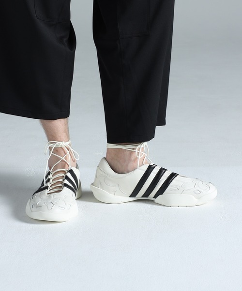 Y-3(ワイスリー)の「Y-3 REGU MARY JANE(スニーカー・メンズ・ホワイト×ブラック・22.5cm/23.5cm/24.0cm/24.5cm/25.5cm/26.5cm/27.5cm/28.5cm)」の1枚目の写真