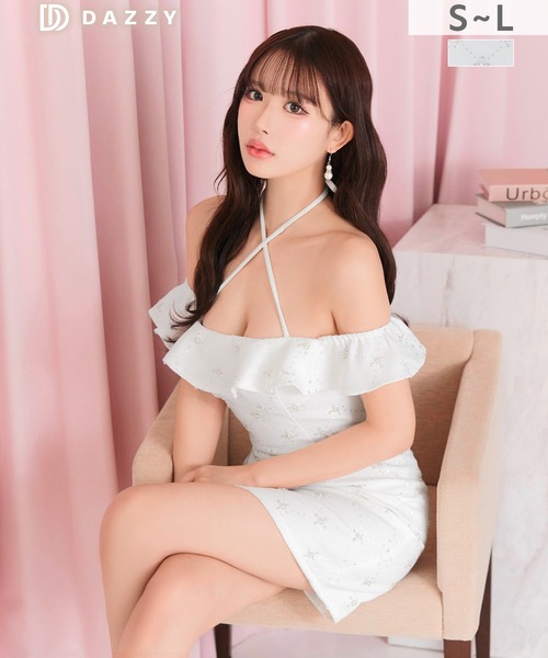 DAZZY(デイジー)の「【美デコルテ魅せができる】フロントクロス オフショル ビジュー タイト ミニ丈 キャバドレス(ドレス・レディース・ホワイト・S/M/L)」の2枚目の写真