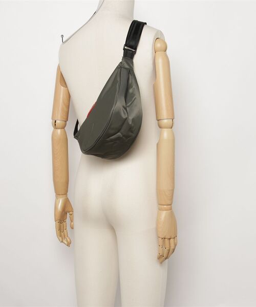 HUNTER(ハンター)の「【HUNTER / ハンター】Claymorie Nylon Sling / ナイロン スリングバッグ(ショルダーバッグ・レディース・ブラック/オリーブ・FREE)」の4枚目の写真