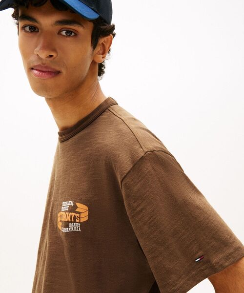 tommy jeans(トミー ジーンズ)の「リラックスノベルティショートスリーブTシャツ(Tシャツ/カットソー・メンズ・マルチ/ホワイト/ブラウン・X-LARGE/SMALL/X-SMALL/MEDIUM/LARGE)」の10枚目の写真