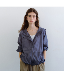 URAGO（ユラーゴ）の「Light nylon hooded jumper（ナイロンジャケット）」