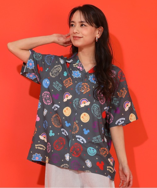 Disney(ディズニー)の「DIS-リゾート総柄SH1600A(シャツ/ブラウス・メンズ・オフホワイト/ダークブラック・ユニセックスXL/ユニセックスL/ユニセックスM/ユニセックスS)」の1枚目の写真