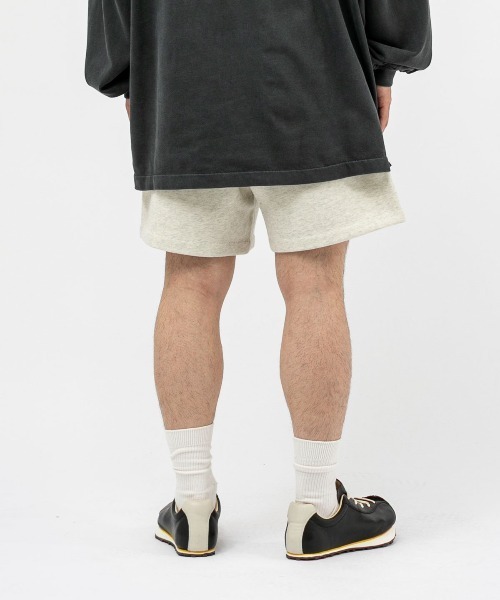 FOG ESSENTIALS(エフオージーエッセンシャルズ)の「ESSENTIALS SIGNATURE CLASSIC SHORT エッセンシャルズ シグネイチャークラシックショート(その他パンツ・メンズ・オフホワイト・SMALL/X-SMALL/LARGE/MEDIUM)」の5枚目の写真