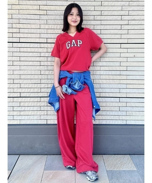 GAP(ギャップ)の「フレンチテリー オーバーサイズ GAPロゴ Vネック スウェットシャツ(スウェット・レディース・ホワイト/ネイビー/グレー/レッド・S/M/L/XL/XXS/XS)」の13枚目の写真