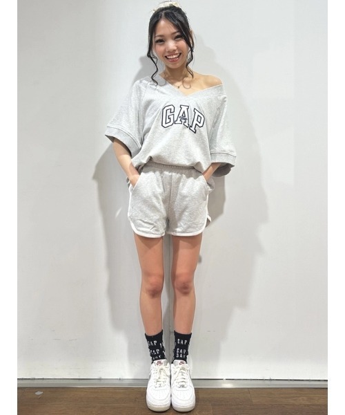 GAP(ギャップ)の「フレンチテリー オーバーサイズ GAPロゴ Vネック スウェットシャツ(スウェット・レディース・ホワイト/ネイビー/グレー/レッド・S/M/L/XL/XXS/XS)」の17枚目の写真