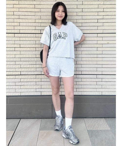 GAP(ギャップ)の「フレンチテリー オーバーサイズ GAPロゴ Vネック スウェットシャツ(スウェット・レディース・ホワイト/ネイビー/グレー/レッド・S/M/L/XL/XXS/XS)」の18枚目の写真