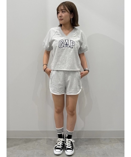GAP(ギャップ)の「フレンチテリー オーバーサイズ GAPロゴ Vネック スウェットシャツ(スウェット・レディース・ホワイト/ネイビー/グレー/レッド・S/M/L/XL/XXS/XS)」の21枚目の写真