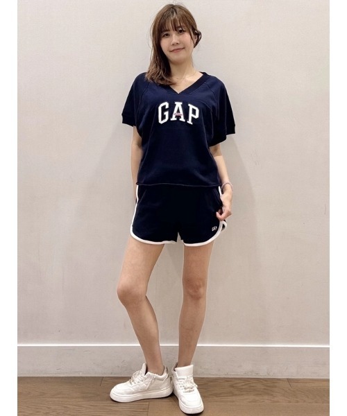 GAP(ギャップ)の「フレンチテリー オーバーサイズ GAPロゴ Vネック スウェットシャツ(スウェット・レディース・ホワイト/ネイビー/グレー/レッド・S/M/L/XL/XXS/XS)」の22枚目の写真