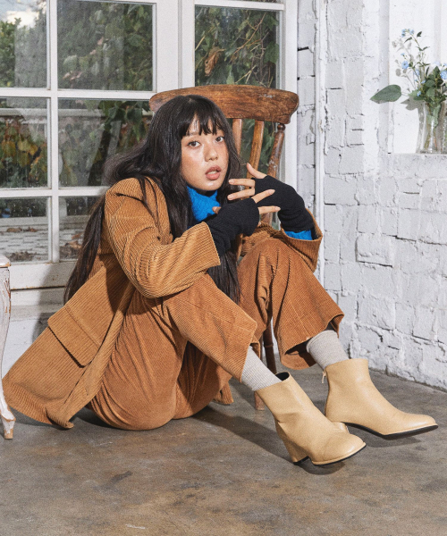 SPUR（シュプール）の「リリー ミニマル アンクルブーツ 6cm -UA9068 (3色)（ブーツ・レディース・アイボリー/ブラック/ライトイエロー・23.5cm/23cm/24.5cm/24cm/25cm）」の4枚目の写真