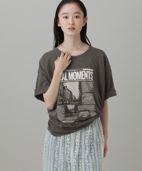 LAKOLE(ラコレ)の「ニュースペーパーTEE / 842249(Tシャツ/カットソー・レディース・オフホワイト/ライトブルー/チャコール・FREE)」の3枚目の写真