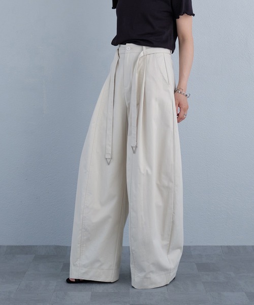 murea（ミュレア）の「トライアングルポイントデザインカーブパンツ（その他パンツ・レディース・アイボリー/ブラック・S/M）」の4枚目の写真