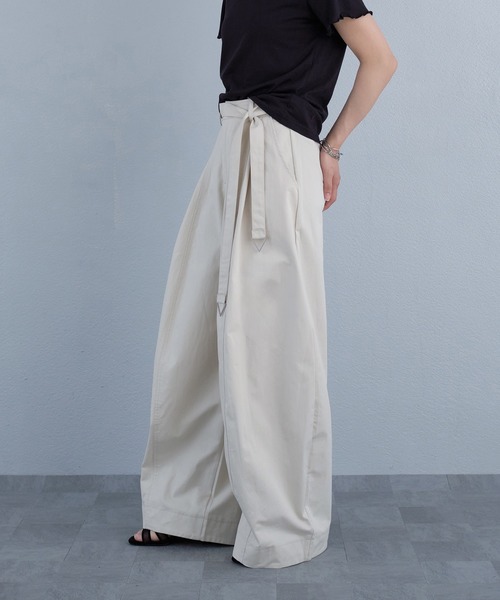murea（ミュレア）の「トライアングルポイントデザインカーブパンツ（その他パンツ・レディース・アイボリー/ブラック・S/M）」の8枚目の写真