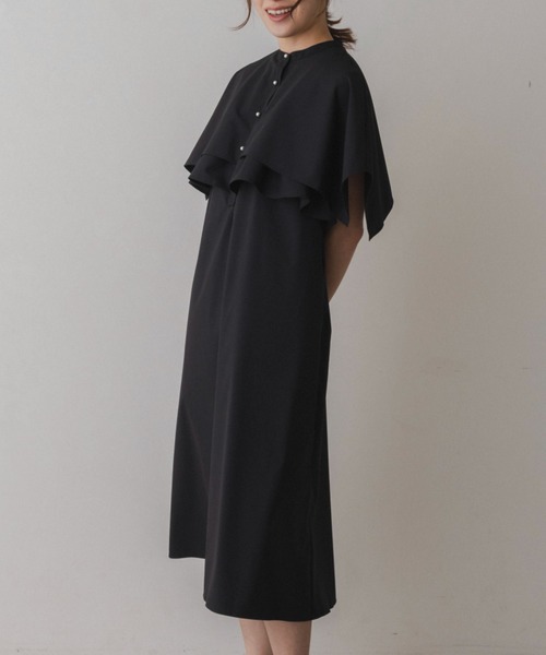 Sono(ソーノ)の「撥水/ストレッチ/ご自宅でお洗濯可能/UVカット【新作6/19発売】【SONO/ソーノ】【PLUVIOPHILE COL.】ダブルフリルケープワンピース(ワンピース・レディース・ネイビー/ブラック・F)」の4枚目の写真