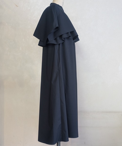 Sono(ソーノ)の「撥水/ストレッチ/ご自宅でお洗濯可能/UVカット【新作6/19発売】【SONO/ソーノ】【PLUVIOPHILE COL.】ダブルフリルケープワンピース(ワンピース・レディース・ネイビー/ブラック・F)」の9枚目の写真
