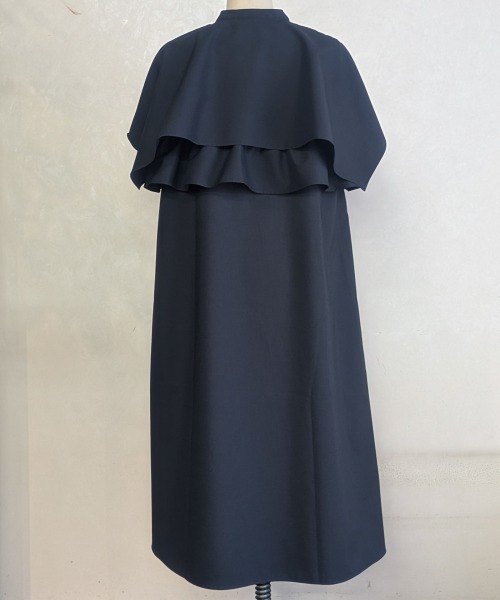 Sono(ソーノ)の「撥水/ストレッチ/ご自宅でお洗濯可能/UVカット【新作6/19発売】【SONO/ソーノ】【PLUVIOPHILE COL.】ダブルフリルケープワンピース(ワンピース・レディース・ネイビー/ブラック・F)」の10枚目の写真