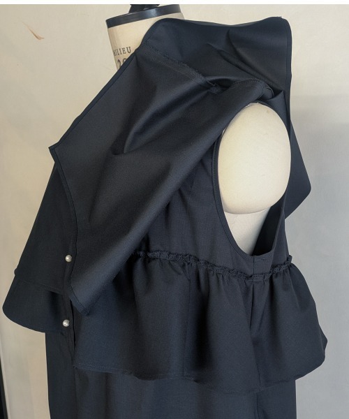 Sono(ソーノ)の「撥水/ストレッチ/ご自宅でお洗濯可能/UVカット【新作6/19発売】【SONO/ソーノ】【PLUVIOPHILE COL.】ダブルフリルケープワンピース(ワンピース・レディース・ネイビー/ブラック・F)」の11枚目の写真