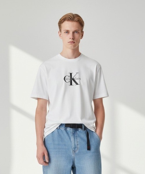 Calvin Klein(カルバン・クライン)の「Calvin Klein/ A - MONOLOGO OVERSIZED TEE / 4RAB823 夏服Calvin Klein/ A - MONOLOGO OVERSIZED TEE / 4RAB823 秋服 冬服(Tシャツ/カットソー・メンズ・ホワイト/ブラック・L/M/S)」の2枚目の写真