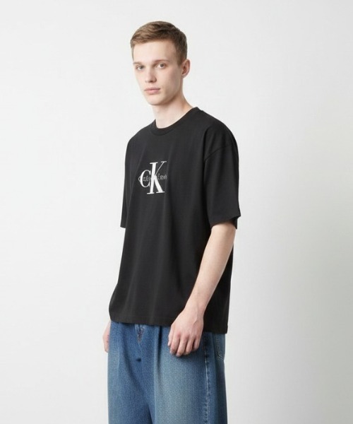 Calvin Klein(カルバン・クライン)の「Calvin Klein/ A - MONOLOGO OVERSIZED TEE / 4RAB823 夏服Calvin Klein/ A - MONOLOGO OVERSIZED TEE / 4RAB823 秋服 冬服(Tシャツ/カットソー・メンズ・ホワイト/ブラック・L/M/S)」の1枚目の写真