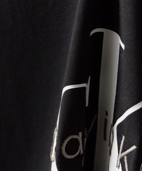 Calvin Klein(カルバン・クライン)の「Calvin Klein/ A - MONOLOGO OVERSIZED TEE / 4RAB823 夏服Calvin Klein/ A - MONOLOGO OVERSIZED TEE / 4RAB823 秋服 冬服(Tシャツ/カットソー・メンズ・ホワイト/ブラック・L/M/S)」の3枚目の写真