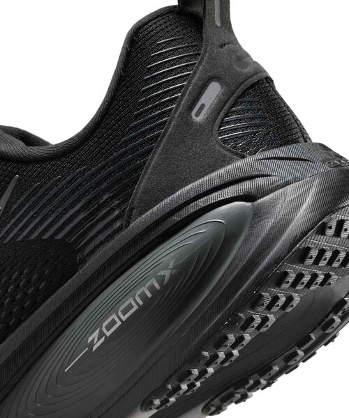 NIKE(ナイキ)の「ナイキ ボメロ 18 メンズ ロード ランニングシューズ / Nike Vomero 18 Men's Road Running Shoes HM6803-005 Black(スニーカー・メンズ・ブラック・30.5/30/29.5/29/28.5/28/27.5/27/26.5/26/25.5/25/24.5/24)」の3枚目の写真