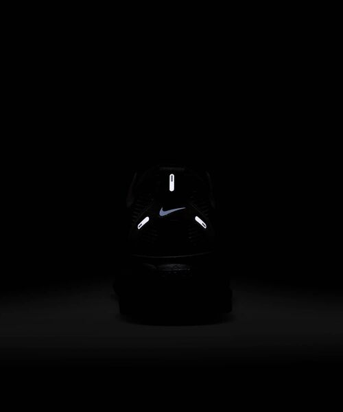 NIKE(ナイキ)の「ナイキ ボメロ 18 メンズ ロード ランニングシューズ / Nike Vomero 18 Men's Road Running Shoes HM6803-005 Black(スニーカー・メンズ・ブラック・30.5/30/29.5/29/28.5/28/27.5/27/26.5/26/25.5/25/24.5/24)」の2枚目の写真