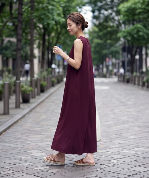 STYLE DELI(スタイルデリ)の「接触冷感スムースカットノースリワンピース(ワンピース・レディース・ブラック/ダークパープル・01/02)」の4枚目の写真