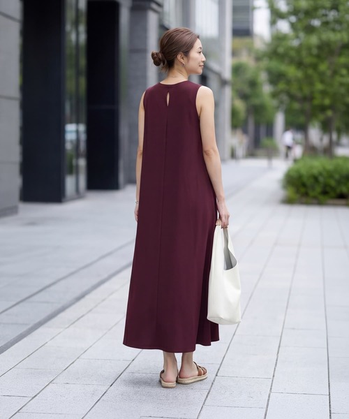 STYLE DELI(スタイルデリ)の「接触冷感スムースカットノースリワンピース(ワンピース・レディース・ブラック/ダークパープル・01/02)」の7枚目の写真