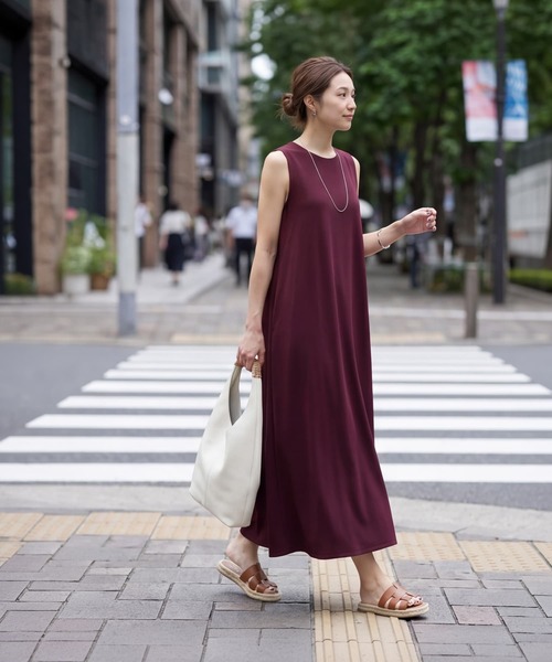 STYLE DELI(スタイルデリ)の「接触冷感スムースカットノースリワンピース(ワンピース・レディース・ブラック/ダークパープル・01/02)」の8枚目の写真