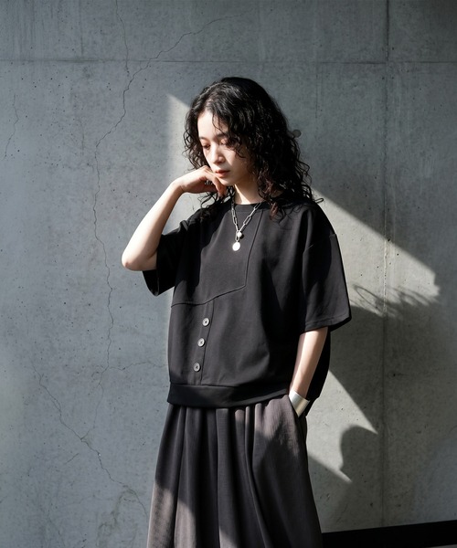 antiqua(アンティカ)の「アシンメトリー Tシャツ(Tシャツ/カットソー・レディース・ホワイト/ブラック/ダークグレー・ONESIZE)」の7枚目の写真