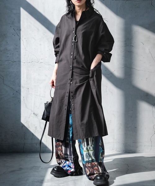 antiqua(アンティカ)の「2WAY ロングシャツ(シャツ/ブラウス・レディース・ブラウン系その他/ブラック・ONESIZE)」の2枚目の写真