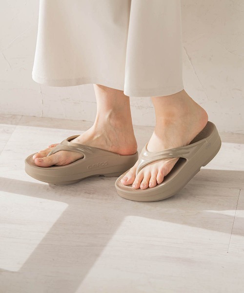 Droite lautreamont(ドロワットロートレアモン)の「【OOFOS】Oomega(ウーメガ)(サンダル・レディース・ベージュ/ピンク/ブラック・24.0cm/23.5cm)」の1枚目の写真
