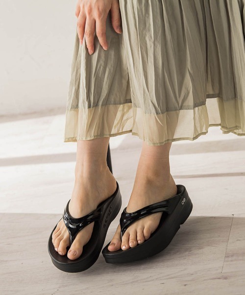 Droite lautreamont(ドロワットロートレアモン)の「【OOFOS】Oomega(ウーメガ)(サンダル・レディース・ベージュ/ピンク/ブラック・24.0cm/23.5cm)」の5枚目の写真