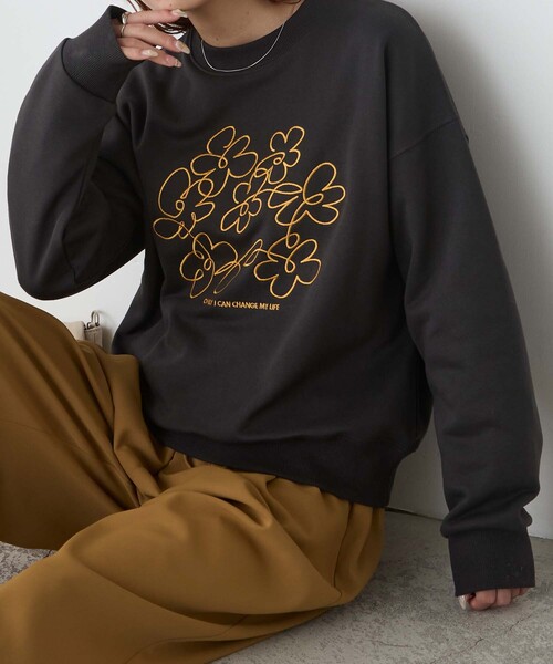 BONLECILL(ボンルシール)の「レタリングフラワー刺繍スウェットプルオーバー(スウェット・レディース・ブラウン/オートミール/杢グレー/チャコールグレー・FREE)」の2枚目の写真