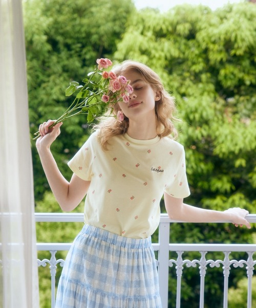 Cath Kidston（キャスキッドソン）の「フラワープリントベーシックTシャツ Rose（Tシャツ/カットソー・レディース・サックスブルー/ホワイト/ライトピンク/ライトイエロー・FREE）」の7枚目の写真