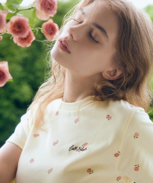 Cath Kidston（キャスキッドソン）の「フラワープリントベーシックTシャツ Rose（Tシャツ/カットソー・レディース・サックスブルー/ホワイト/ライトピンク/ライトイエロー・FREE）」の8枚目の写真