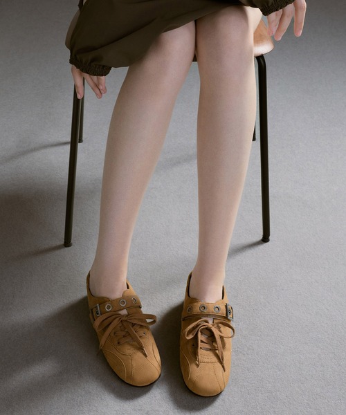 CHARLES & KEITH(チャールズ & キース)の「Jollie ジョリー グロメット メリージェーン スニーカー(スニーカー・レディース・サンドベージュ/ダークブラウン・22.5cm/23cm/23.5cm/24.5cm/25cm/25.5cm)」の2枚目の写真