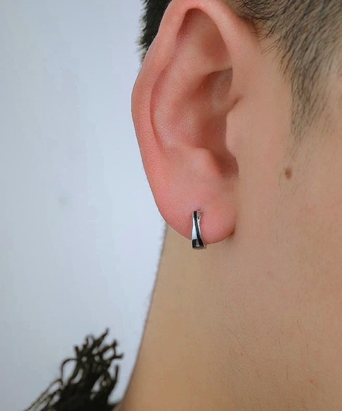 tunee(チュニー)の「【456895】メンズブラックラインフープピアス(RZ)(ピアス(両耳用)・レディース・シルバー・FREE)」の1枚目の写真