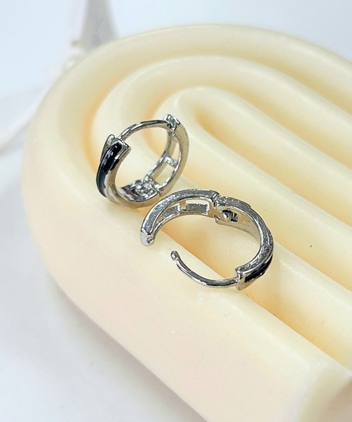 tunee(チュニー)の「【456895】メンズブラックラインフープピアス(RZ)(ピアス(両耳用)・レディース・シルバー・FREE)」の4枚目の写真