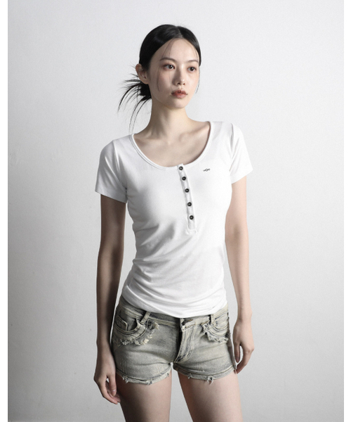 MAGORENSEOUL(マゴレンソウル)の「メタルトライクリップス ヘンリーネックTシャツ ホワイト(Tシャツ/カットソー・レディース・その他・FREE)」の1枚目の写真
